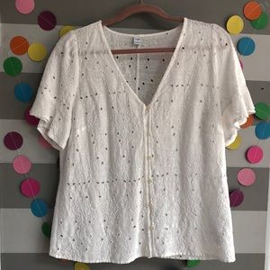 NWT. Old Navy Eyelet Short Sleeve V neck Button Down. Size Medium.